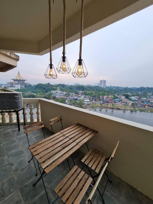 Lovely Waterfront Riverbank Suite With Pool A2 Kuching Exterior foto