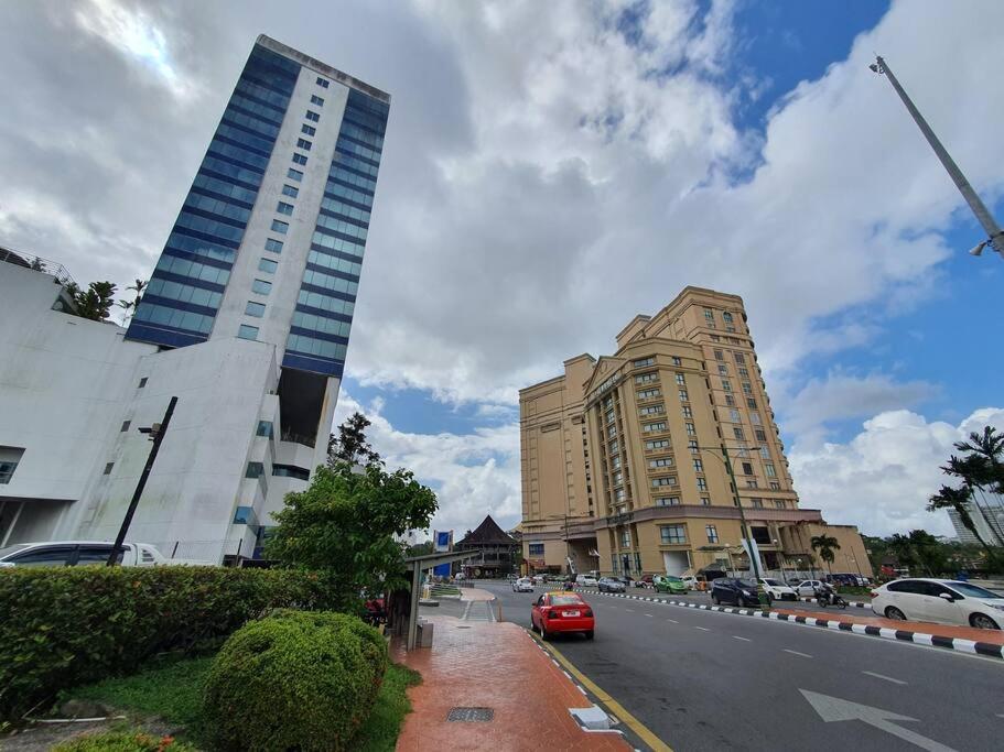 Lovely Waterfront Riverbank Suite With Pool A2 Kuching Exterior foto