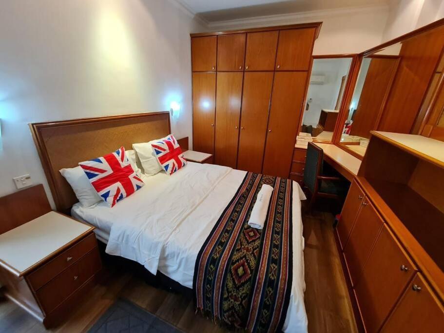 Lovely Waterfront Riverbank Suite With Pool A2 Kuching Exterior foto
