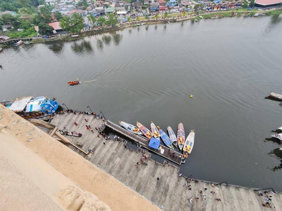 Lovely Waterfront Riverbank Suite With Pool A2 Kuching Exterior foto