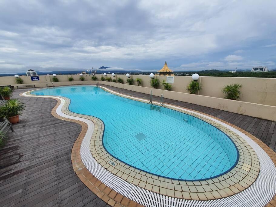 Lovely Waterfront Riverbank Suite With Pool A2 Kuching Exterior foto