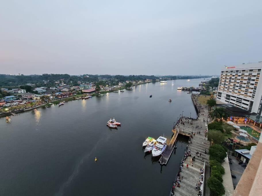 Lovely Waterfront Riverbank Suite With Pool A2 Kuching Exterior foto